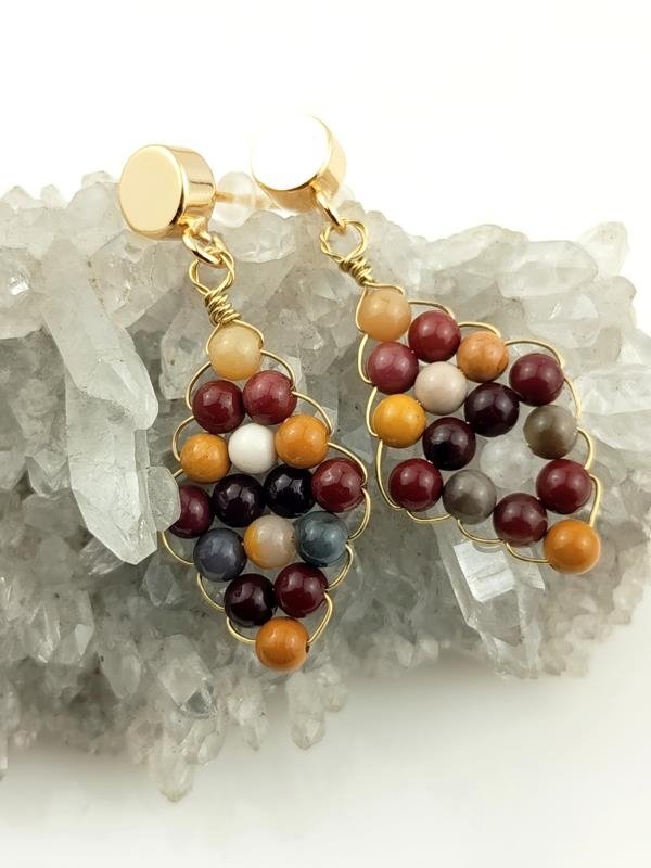 Jaspis mookait - kolczyki mosiężne na pozłacanych sztyftach, wymiary 3.5x1.4 cm, waga 3.6 grama, rękodzieło