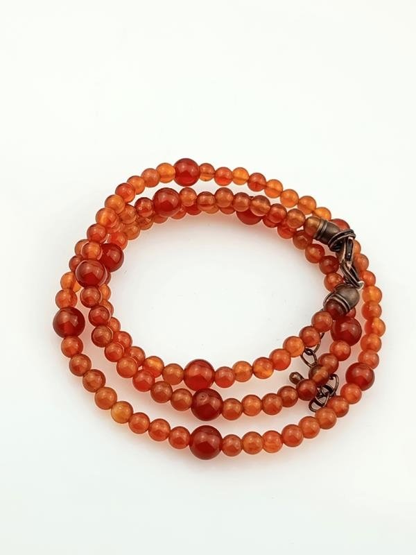 Wisior łatwo się zdejmuje, można więc założyć sam naszyjnik lub wykorzystać go jako bransoletkę