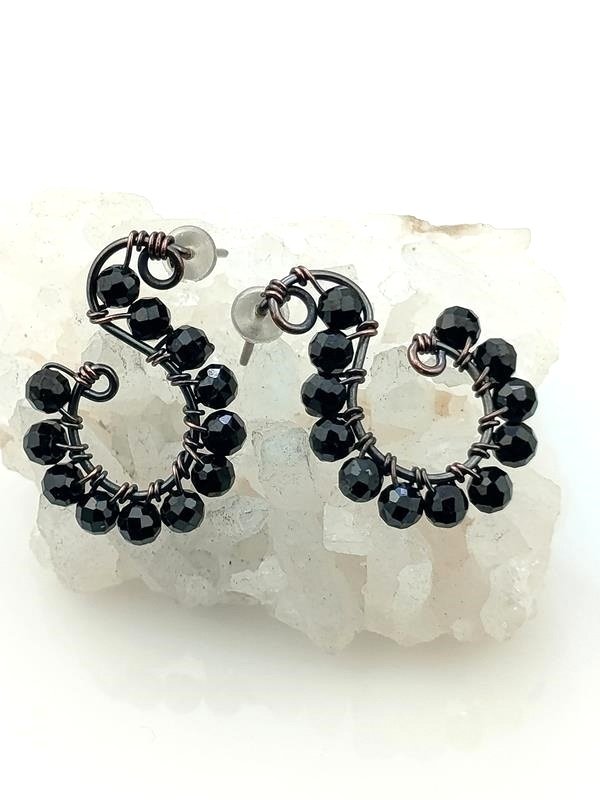 Kolczyki z drutu miedzianego z czarnym spinelem, wymiary 2.1x1.5 cm, waga 2 gramy, prezent z okazji 22 rocznicy ślubu, rękodzieło