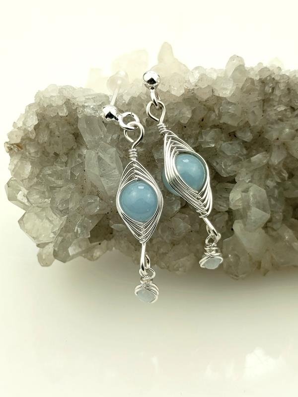 Kolczyki ze srebra próby 930 z kulkami angelitu i niebieskiego agatu koronkowego, wymiary 3.5x0.7 cm, waga 2.3 grama, sztyfty, rękodzieło