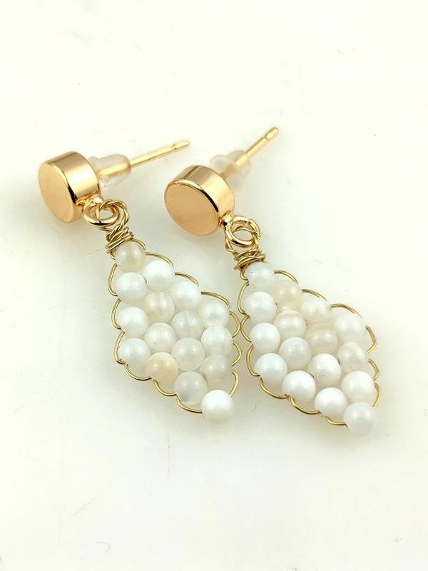 Prezent dla artystki, pisarki - kolczyki mosiężne z kulkami masy perłowej