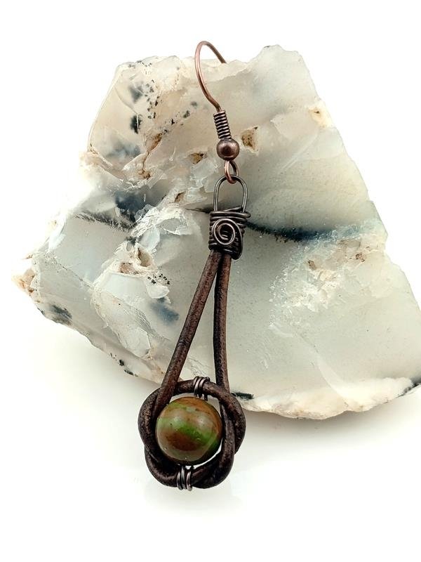 Jadeit - kolczyki na rzemieniu dla znaku Barana, Raka, Wagi i Ryb