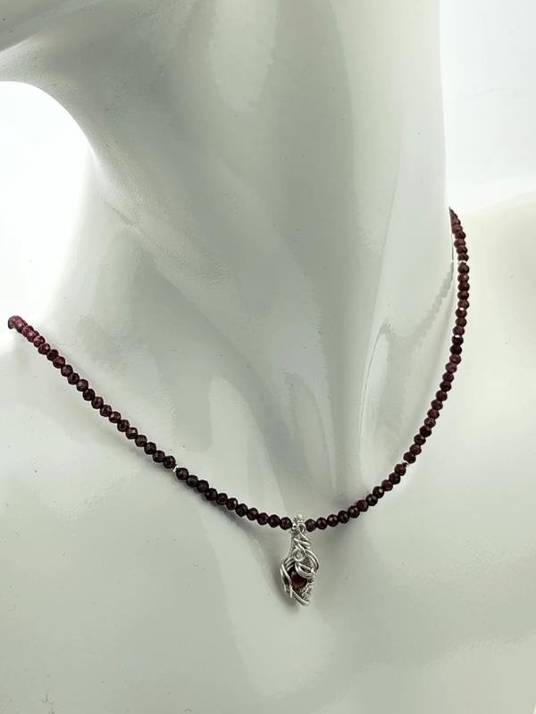 Naszyjnik z granatem o długości 43 cm plus 4 cm, waga naszyjnika 8.4 grama, wisiorek 2x0.9 cm, srebro, rękodzieło