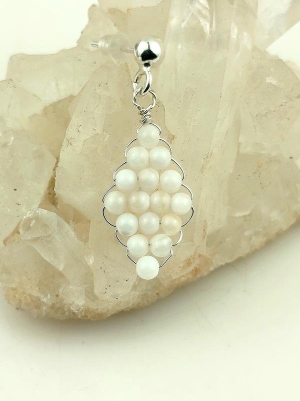 Kolczyki ze srebra z kulkami masy perłowej dla numerologicznej 2