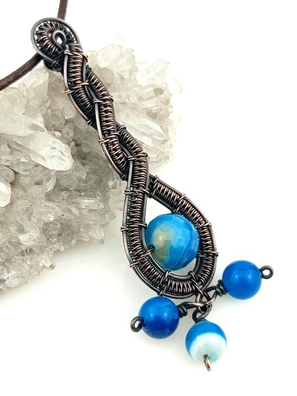 Na zamówienie - niebieski agat – wisior miedziany 8.4x2.2 cm, waga 10 gram, rzemień 60 cm plus 5 cm, rękodzieło