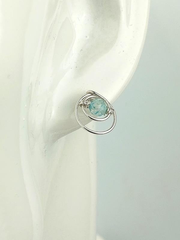 Kolczyki ze srebra Ag999 z błękitnym topazem dla zachodniego znaku Strzelca, Panny, Wagi, Wodnika, Byka, Bliźniąt, Lwa i Skorpiona oraz chińskiego znaku Woła, Konia i Koguta