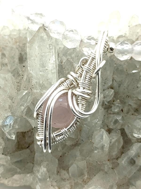 Naszyjnik z kwarcem różowym dla numerologicznej 2, 6, 7 i 9