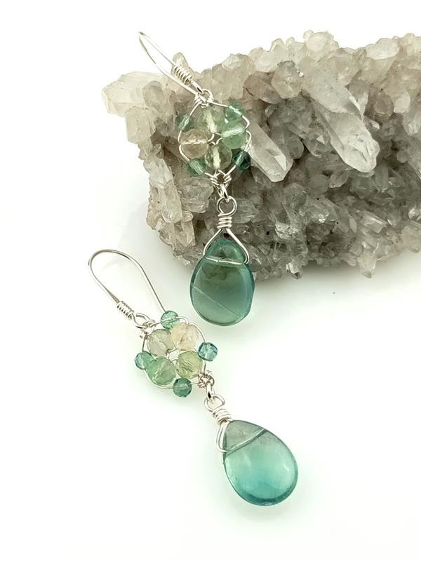 Kolczyki ze srebra Ag999 z zielonym fluorytem, wymiary 5.5x1.2 cm, waga 5.8 grama, rękodzieło