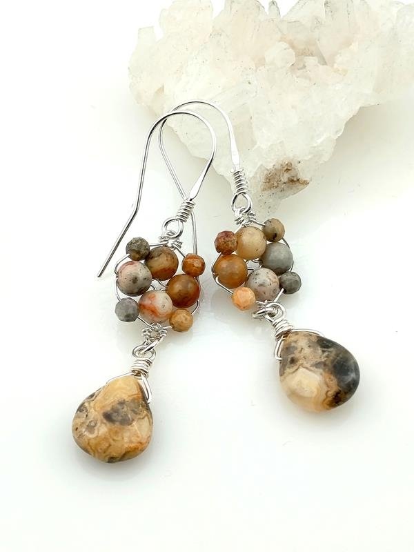 Kolczyki ze srebra Ag999 z agatem koronkowym, wymiary 5.2x1.2 cm, waga 4.5 grama, rękodzieło