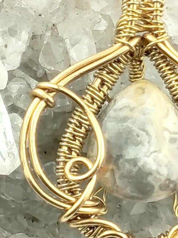 Wisiorek mosiężny z agatem koronkowym - kamieniem, którego energia rezonuje z energią Ziemi