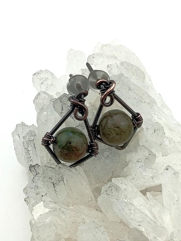 Kolczyki miedziane z zielonym turmalinem - numerologiczna 2, 4 i 22
