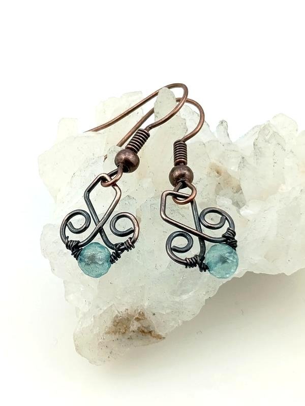 Topaz błękitny - kolczyki miedziane 3x1 cm, waga kolczyków 1.1 grama, prezent 4 rocznica ślubu, rękodzieło