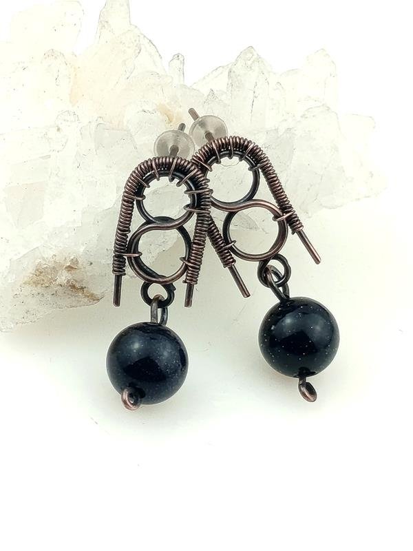 Kolczyki z drutu miedzianego z kulkami Nocy Kairu dla aktorki, rzeczniczki prasowej, specjalistki ds. PR