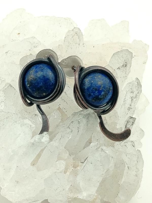 Kolczyki miedziane z lapis lazuli dla znaku Strzelca, Wagi, Barana, Panny i Byka