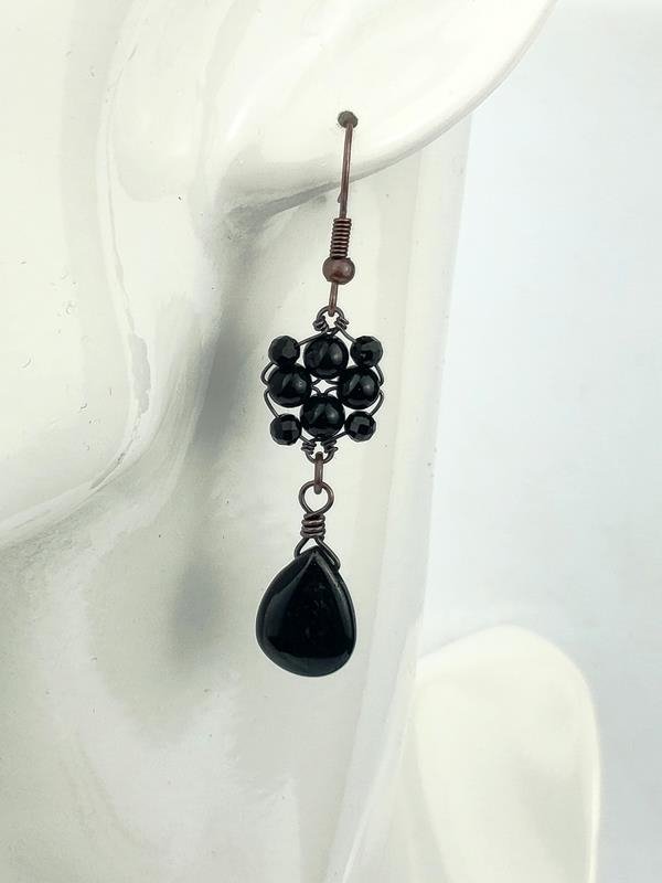 Czarny turmalin - kolczyki miedziane, wymiary 5.5x1.2 cm, waga 4.2 grama, prezent z okazji 8 rocznicy ślubu, rękodzieło