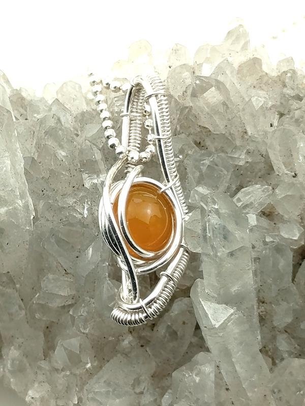 Wisiorek z drutu srebrnego (2.4x1 cm) z agatem dla znaku Byka, Skorpiona, Bliźniąt, Panny i Strzelca