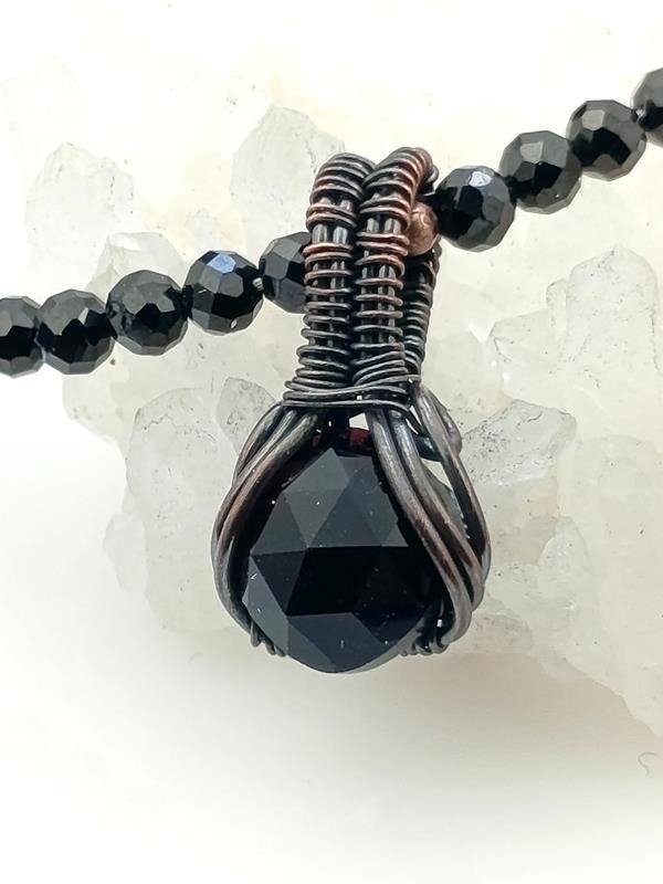 Naszyjnik z czarnym spinelem i turmalinem oraz wisiorkiem miedzianym z czarnym obsydianem
