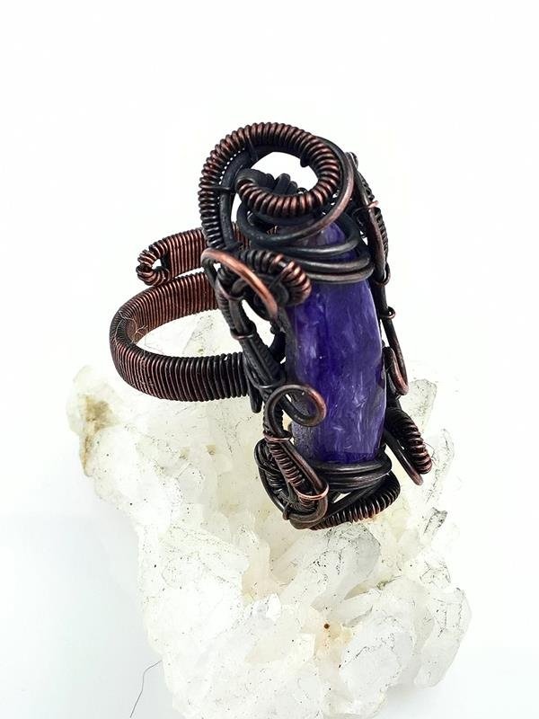 Naturalny czaroit - regulowany pierścionek z drutu miedzianego