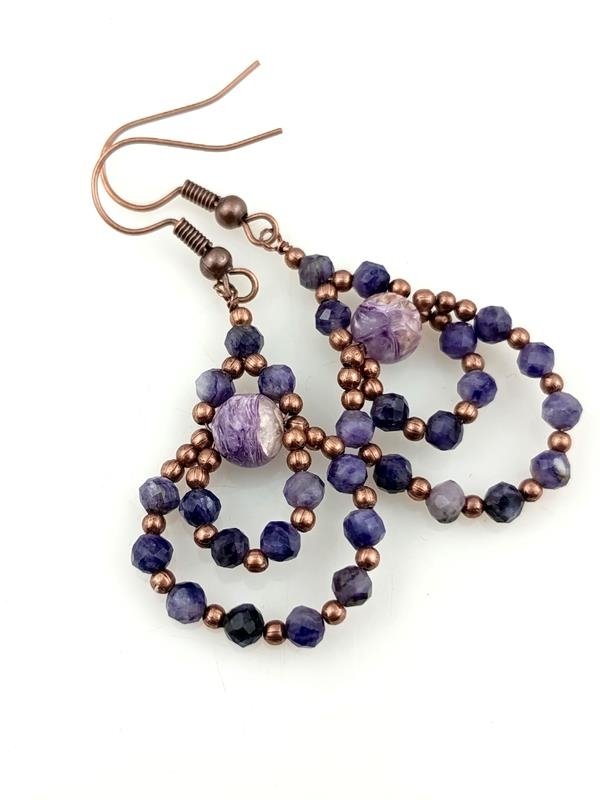 Kolczyki miedziane z czaroitem – kamieniem ochrony, uzdrowienia, oczyszczenia z negatywności