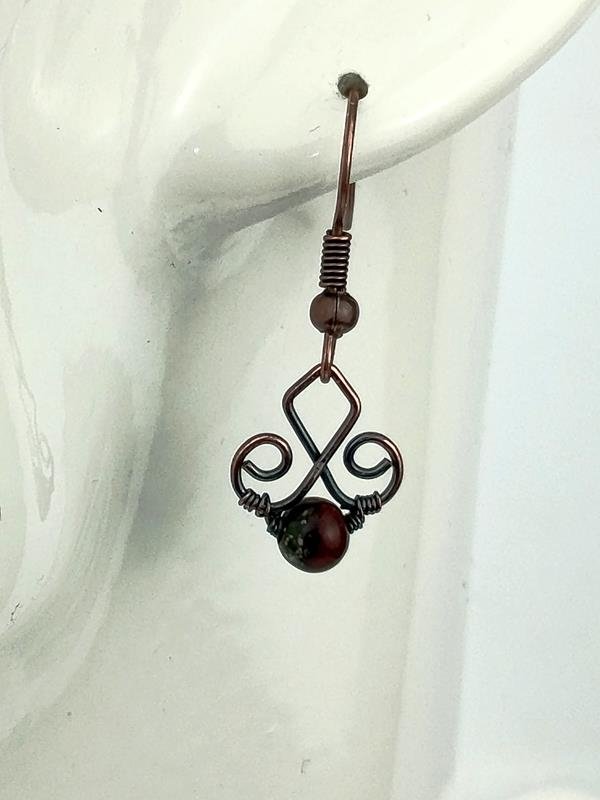 Kolczyki miedziane z jaspisem smocza krew dla numerologicznej 6 i 9