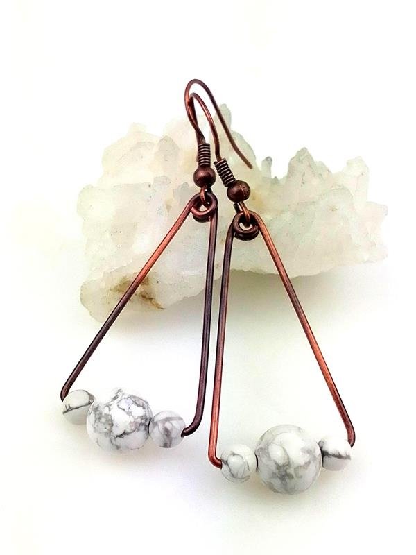 Kolczyki miedziane 5.3x1.9 cm z howlitem, waga kolczyków 3.6 grama, znak Bliźniąt, Panny, Strzelca i Raka