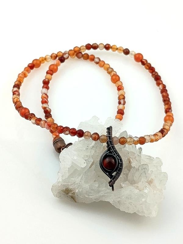 Naszyjnik z karneolem – kamieniem odwagi, witalności, działania, rękodzieło