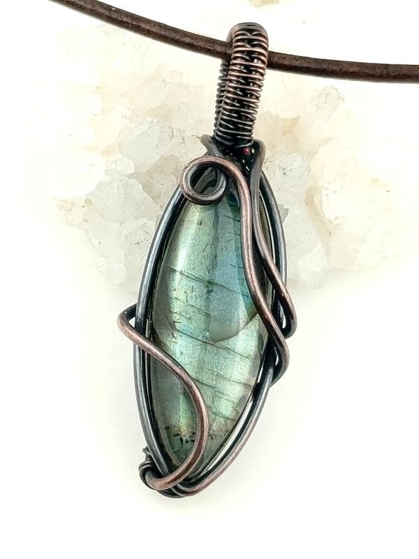 Męski wisior miedziany z labradorytem dla pisarza, kompozytora, fizjoterapeuty
