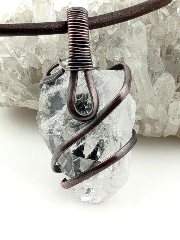 Męski wisior miedziany z kryształem górskim dla numerologicznej 1, 4, 6, 8 i 9