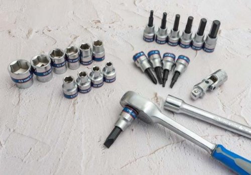ZESTAW NARZĘDZI 3/8&quot; 24cz. NASADKI KRÓTKIE 6-kąt. 6 - 22mm, HEX 3 - 10, KRZYŻ. 2,3 PŁASKIE 5, 8 Z GRZECHOTKĄ I AKCESORIAMI,