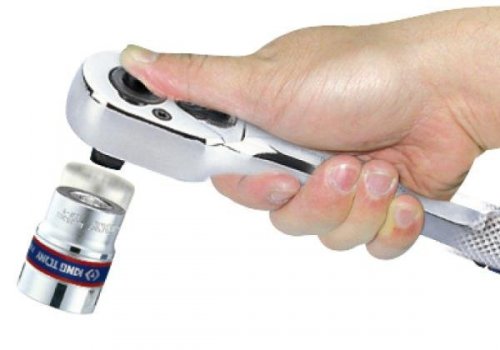 GRZECHOTKA Z PRZYCISKIEM 1/4&quot; 24 ZĘBY 130mm UCHWYT GUMOWY, BLOKADA King Tony