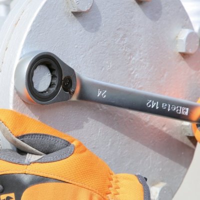 Klucz płasko-oczkowy z dwukierunkową grzechotką 13 mm, 142 Beta