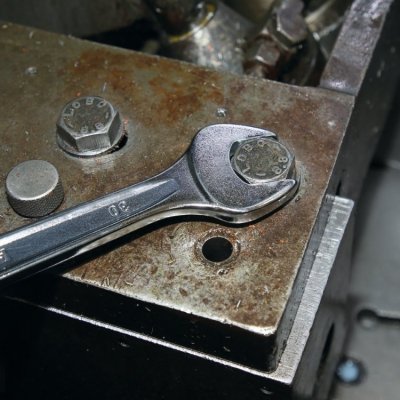 Klucz płasko-oczkowy 14x14 mm, 42 Beta
