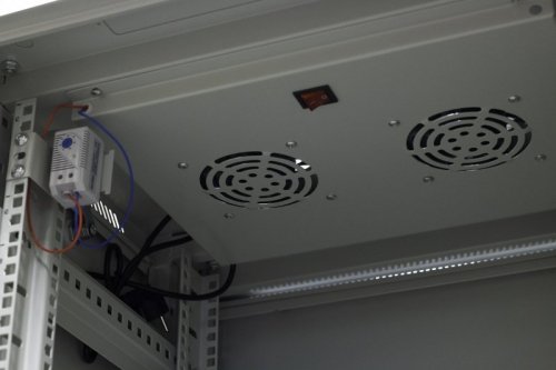 Szafa ramowa stojąca EmiterNet Top, 24U, drzwi przód blacha/szkło, 600x600x1180mm (szer./gł./wys.) (w zestawie: panel 2 wentylat
