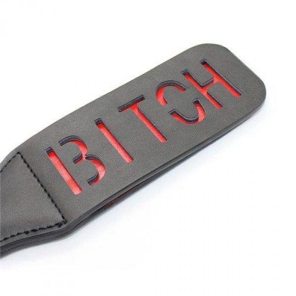 Czarna packa z napisem Bitch