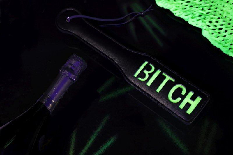 Packa do klapsów świecąca w ciemności z napisem Bitch