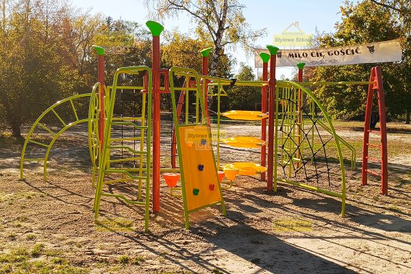 place zabaw sprawnościowy, street workout, sprawnościowy plac zabaw, plac zabaw do ćwiczeń, plac zabaw z drążkami, place zabaw sprawnościowe, drabinki sprawnościowe, street workout place