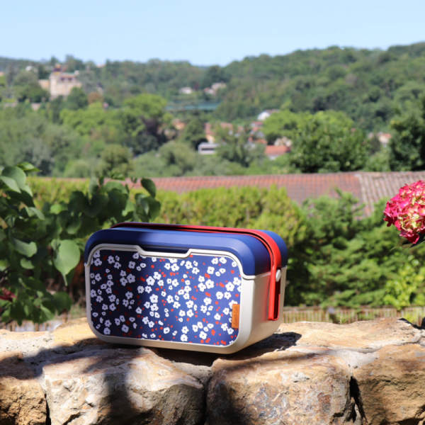 Mini lodówka turystyczna 5L KAMAI EDA wzór kwiat wiśni, lunchox na wkłady mrożące -  waniliowy korpus, czerwona rączka, błękitna