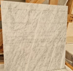 Płytki z marmuru Carrara, poler: 61x61x1,3cm
