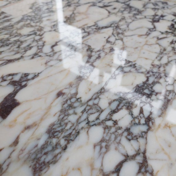 Płytki marmurowe Calacatta Viola – satynowe (30,5 × 61 × 1 cm)