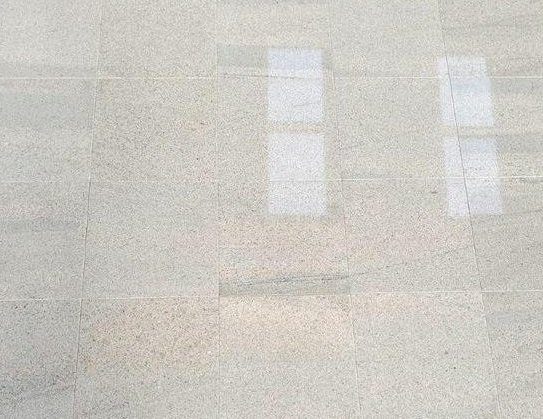 podłoga kamienna z granitu imperial white       płytki kamienne z granitu