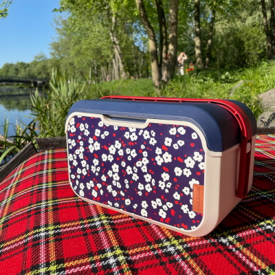 Mini lodówka turystyczna 5L KAMAI EDA wzór kwiat wiśni, lunchox na wkłady mrożące -  waniliowy korpus, czerwona rączka, błękitna