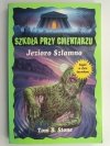 SZKOŁA PRZY CMENTARZU. JEZIORO SZLAMNO - Tom B. Stone