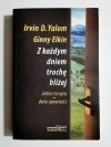 Z KAŻDYM DNIEM TROCHĘ BLIŻEJ. TERAPIA DWIE OPOWIEŚCI - Irvin D. Yalom 