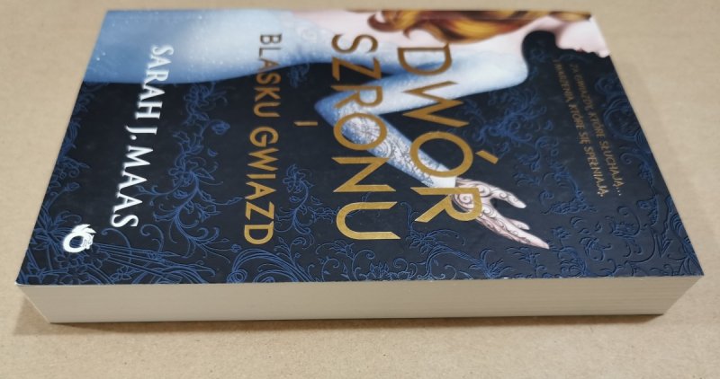 DWÓR SZRONU I BLASKU GWIAZD - Sarah J. Maas