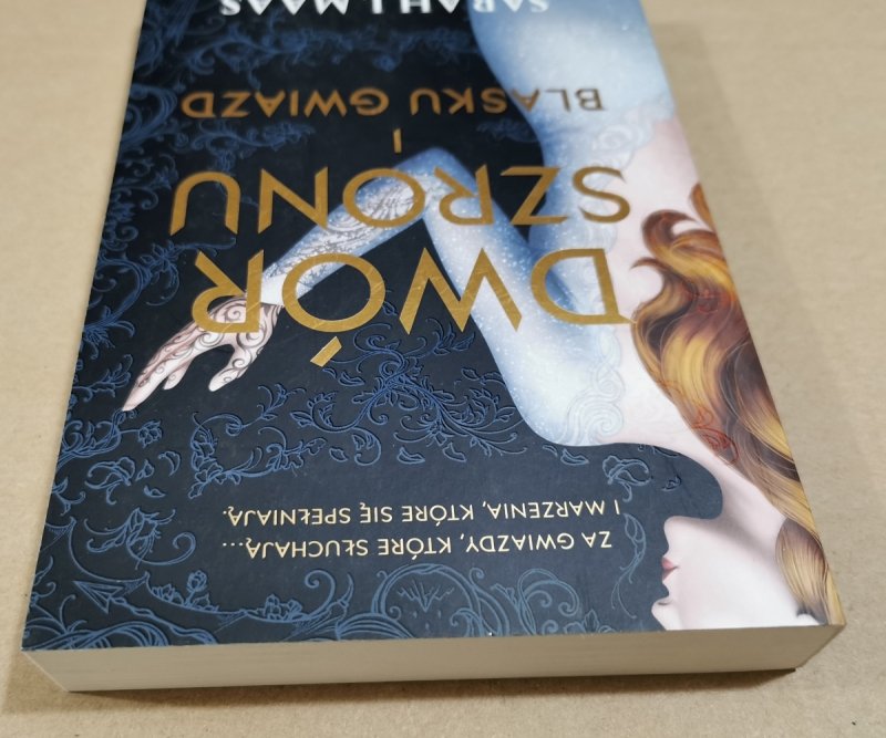 DWÓR SZRONU I BLASKU GWIAZD - Sarah J. Maas