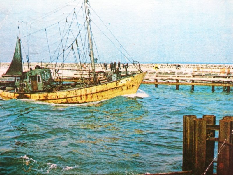 KOŁOBRZEG. KUTER RYBACKI W KANALE FOT. A. STELMACH