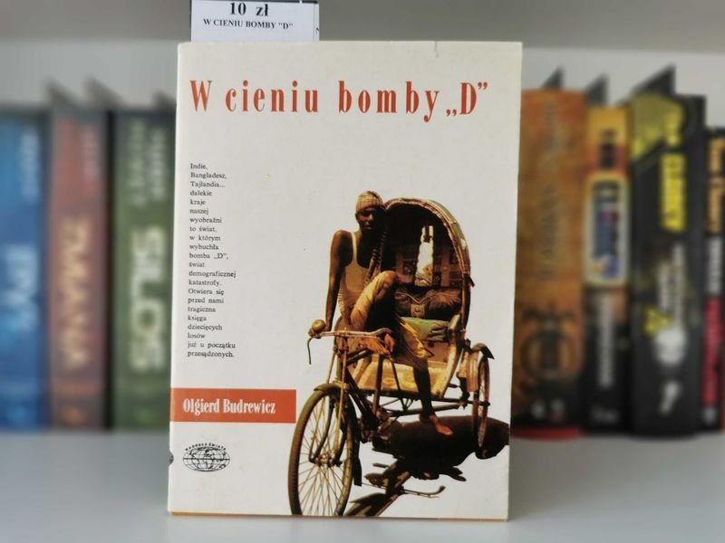 W cieniu bomby D - Olgierd Budrewicz