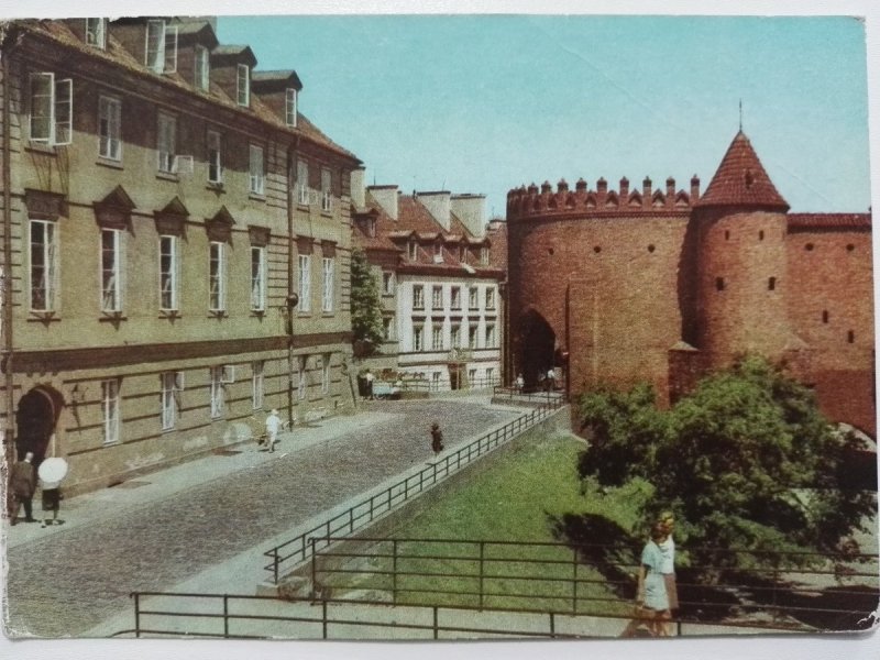 WARSZAWA. BARBAKAN - WIDOK Z ULICY PODWALE FOT. KICMAN