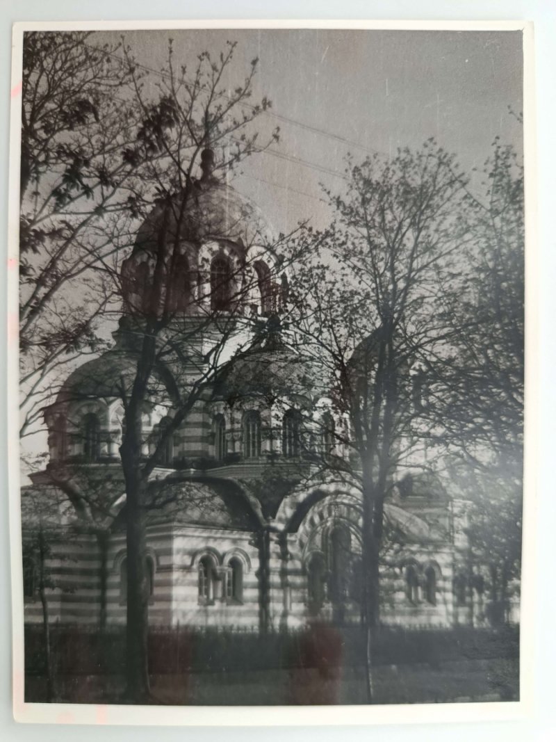 ŚWIĄTYNIA ZA DRZEWAMI