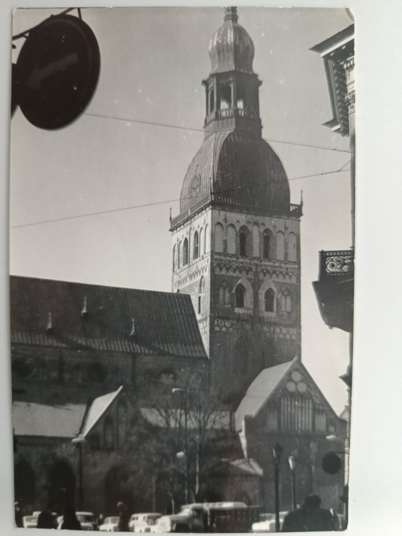 CZARNO-BIAŁY BUDYNEK